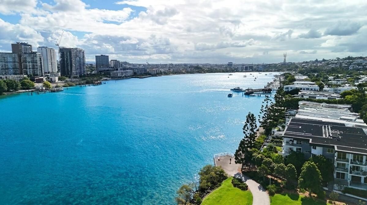 Bulimba Apartment - Ferry Access - Near Oxford St - Sleeps 8 - Baby & Work Ready Apartment *