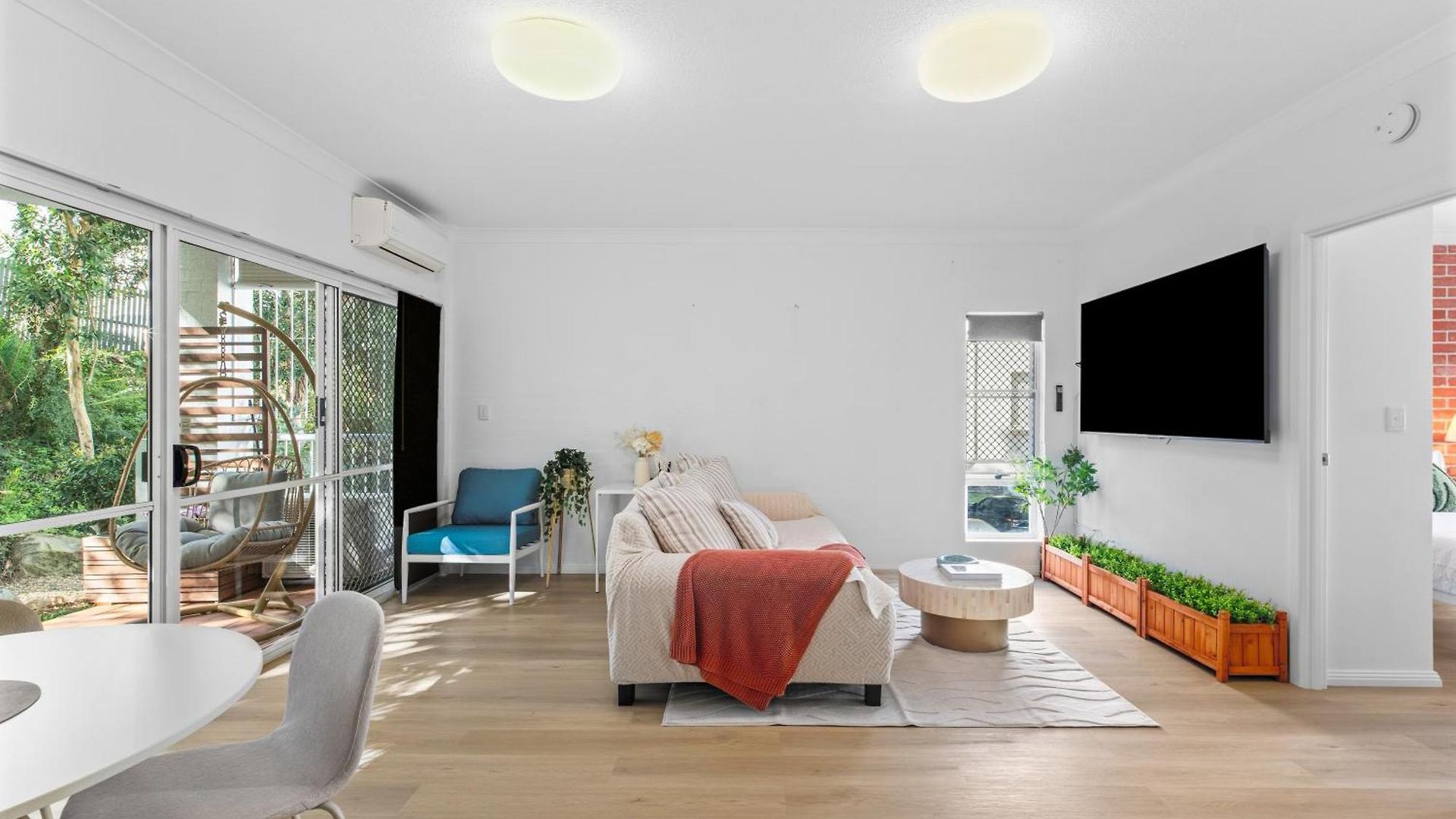2br 2ba Indooroopilly-walk To Shops & Bus *