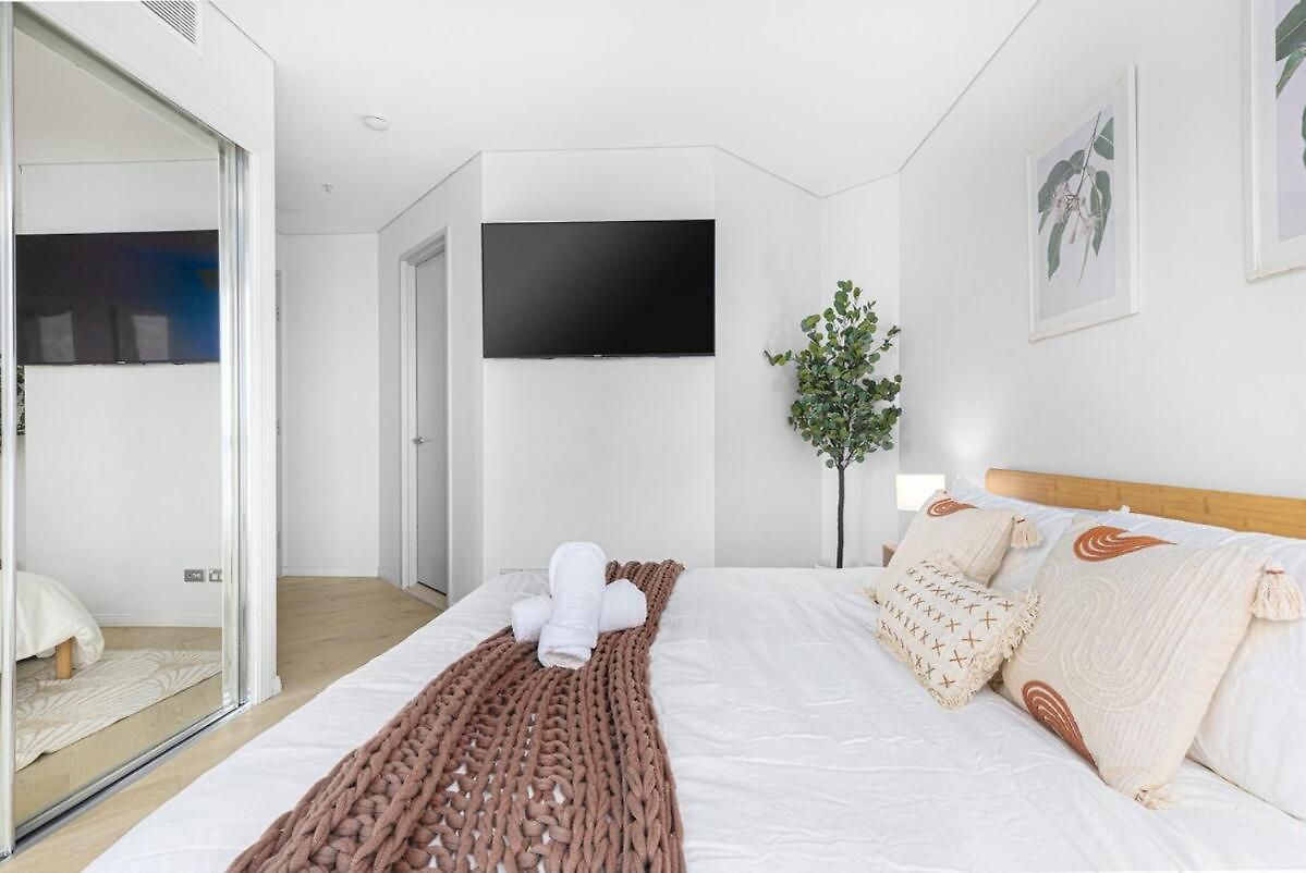 Skyline Elegance 2bdr Pool Gym Sauna Parking Apartment *
