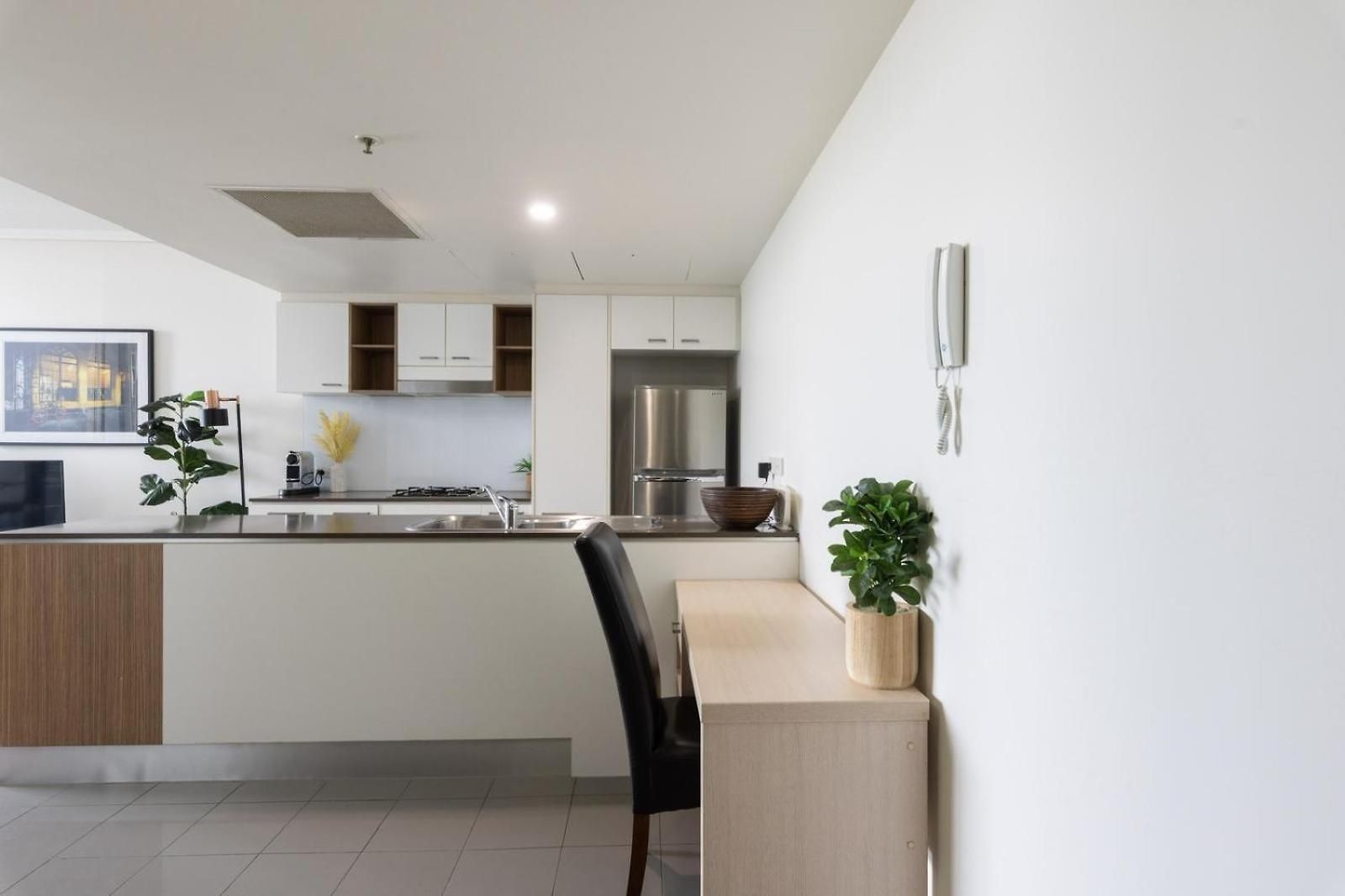 Chic 1br Retreat Heart Of Pool&gym Views *
