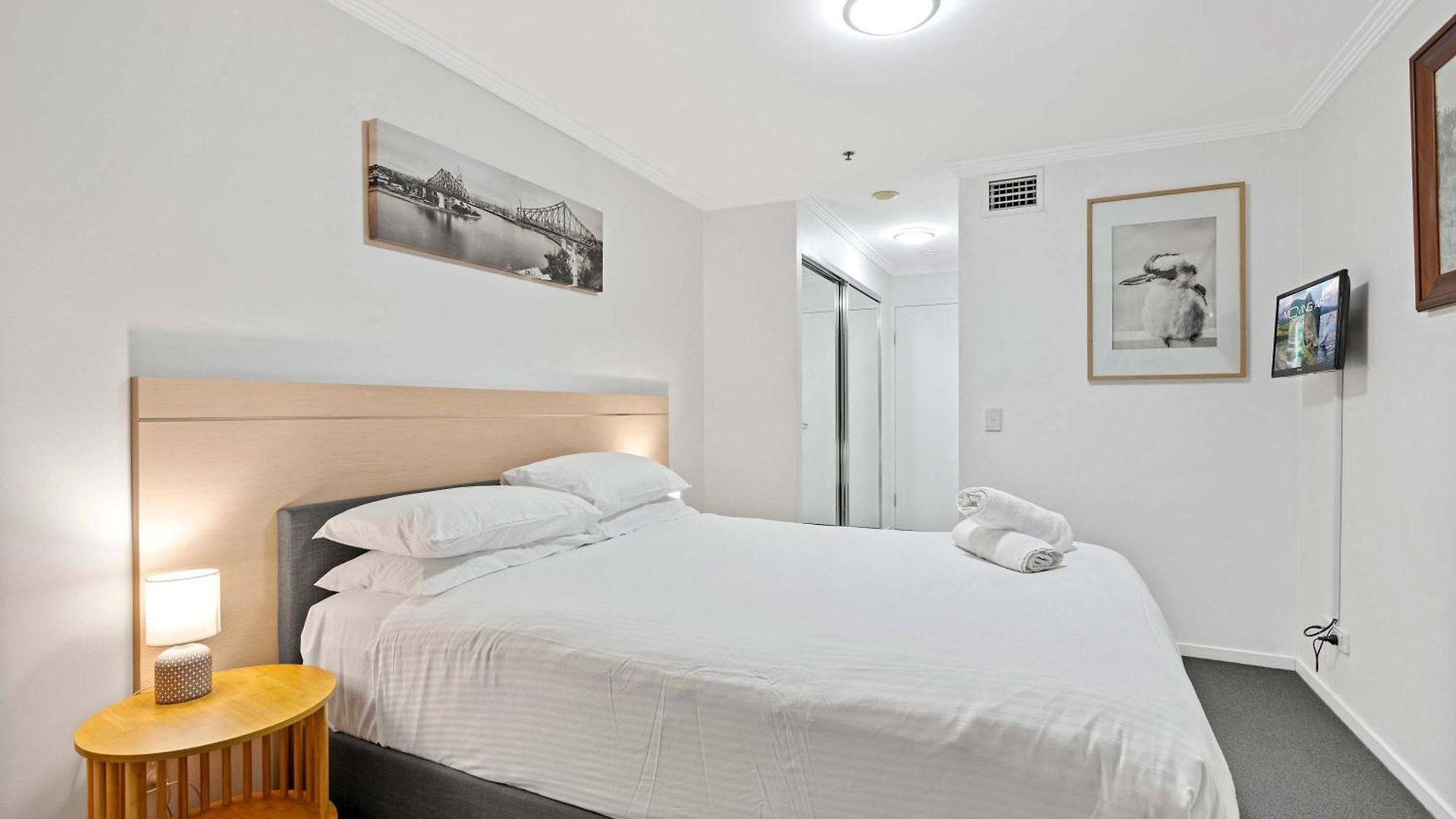 Stylish 2 Bed 2 Bath Balcony Parking Pool & Gym Brisbane