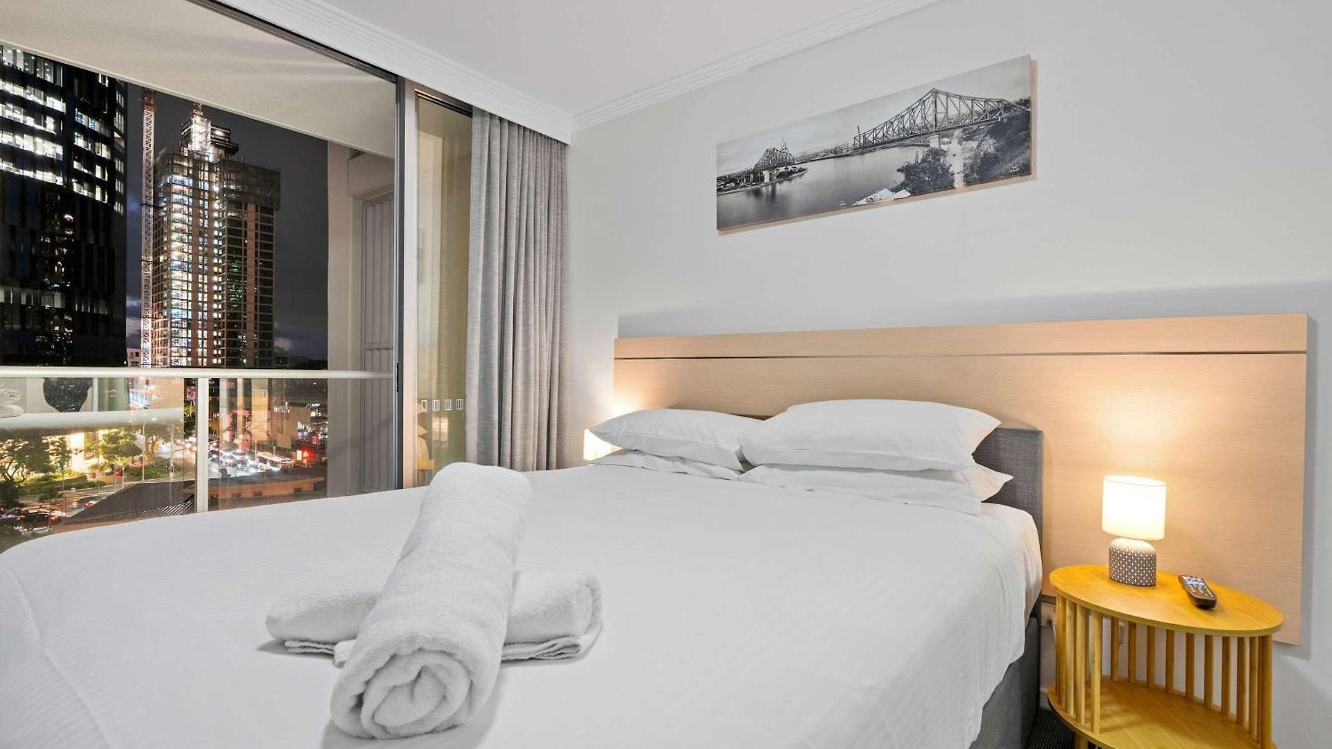 Stylish 2 Bed 2 Bath Balcony Parking Pool & Gym Apartment *