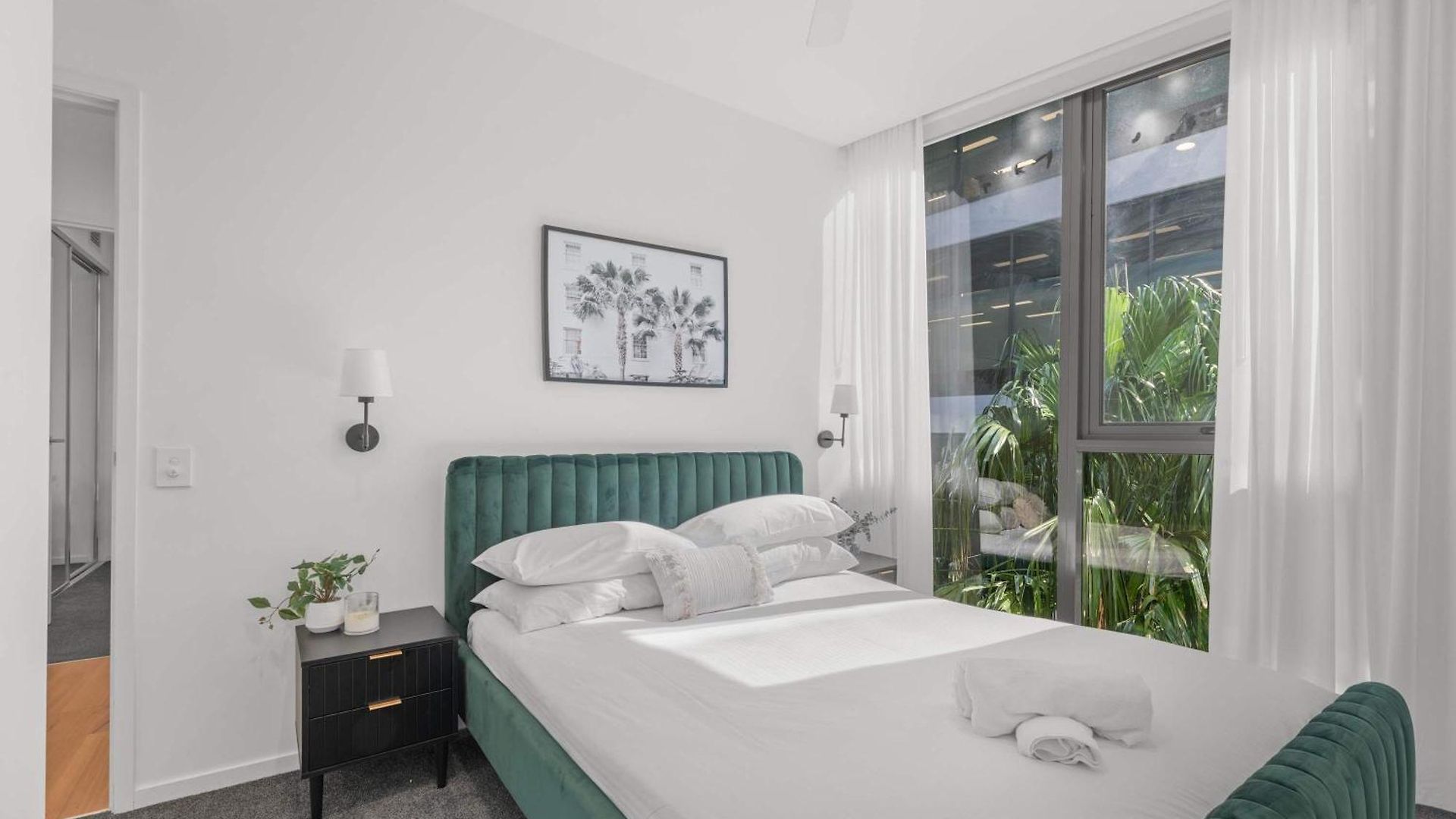 Luxury 2 Bed 2 Bath Parking Pool Gym & Sauna