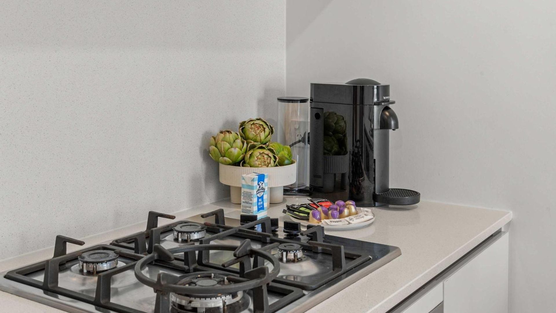 Luxury 2 Bed 2 Bath Parking Pool Gym & Sauna Apartment Brisbane