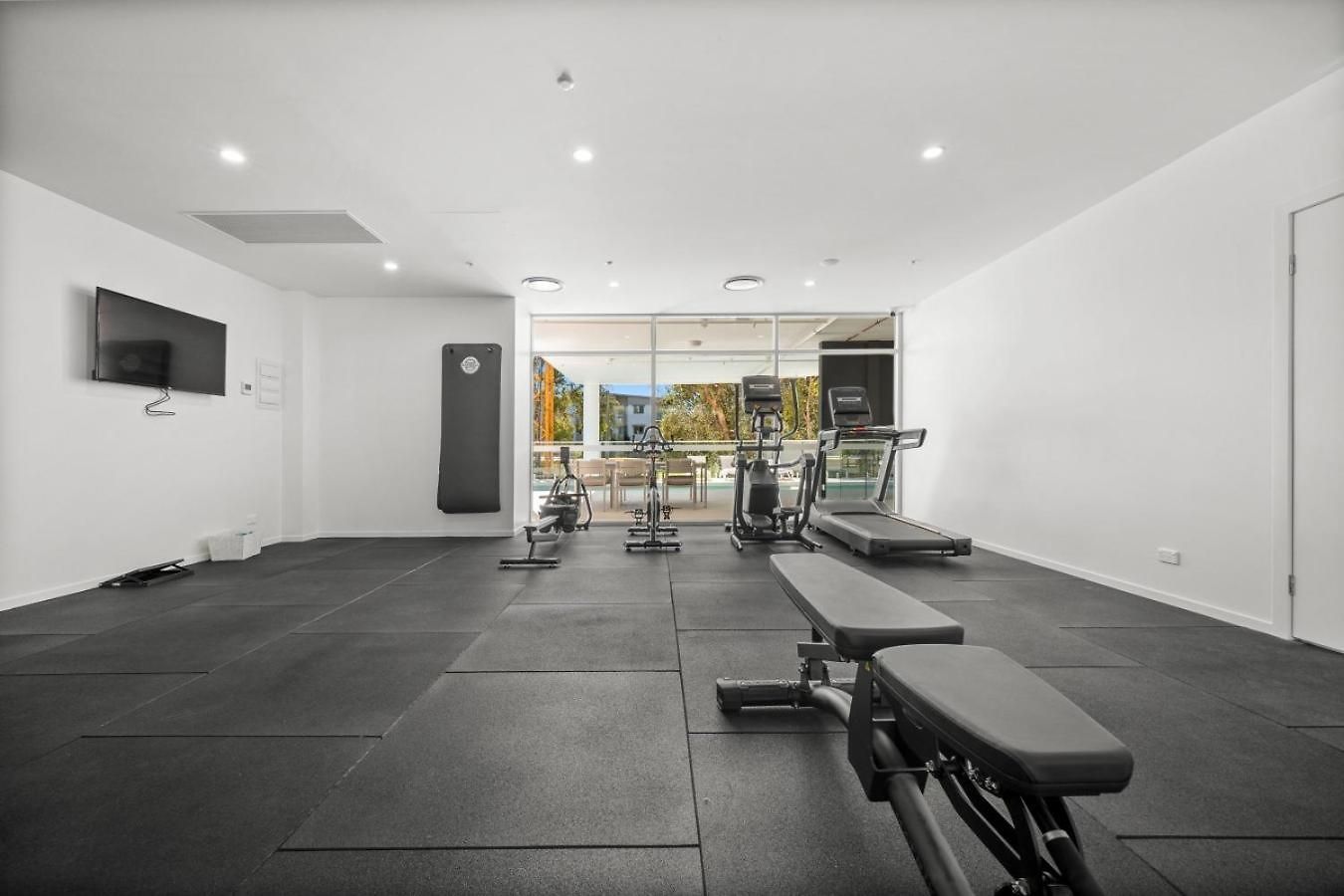 Apartment Across From Train And Bus Station Pool Gym And View