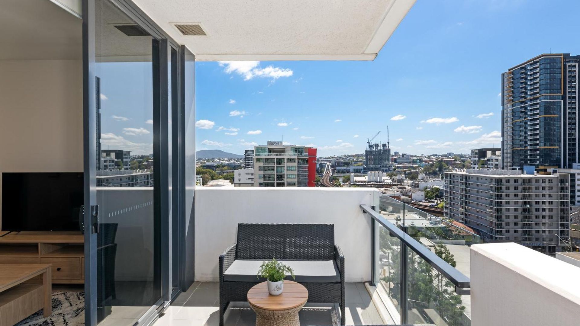 Apartment Convenient To Urban Living By Private Host *
