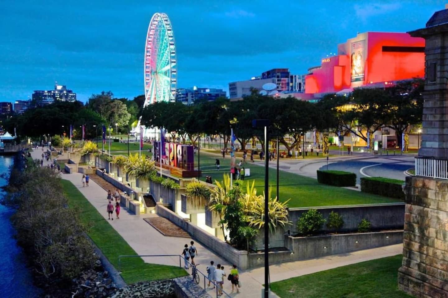 King Bed, Views, Car Park & Perfect Location! * Brisbane