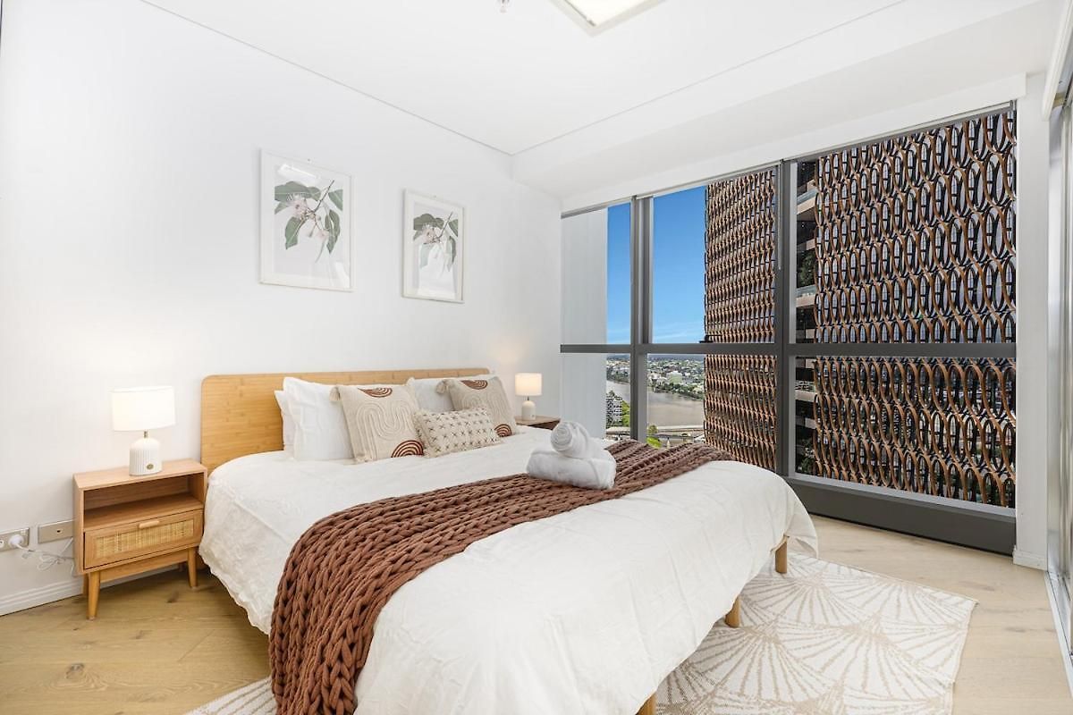 Skyline Elegance 2bdr Pool Gym Sauna Parking