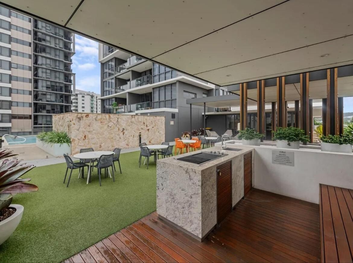 Apartment Modern Living With Secure Parking! *
