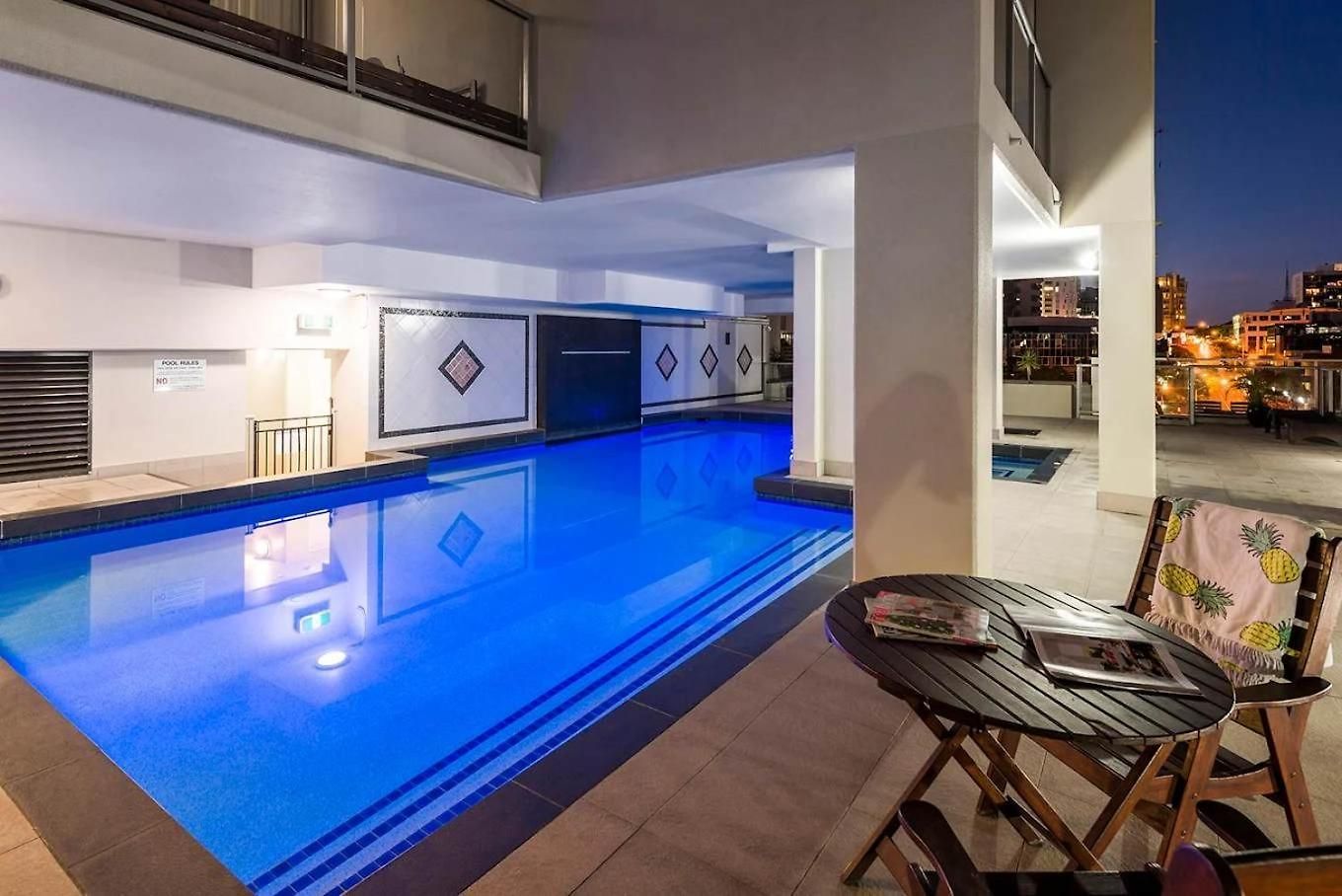 Stylish 2 Bed 2 Bath Balcony Parking Pool & Gym *