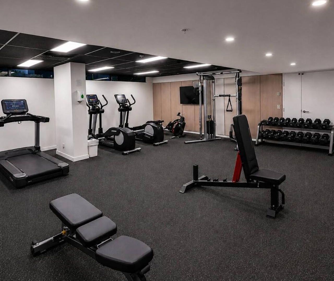 Apartment Level 22 Skyline Views With Sauna, Gym, Pool And Free Parking