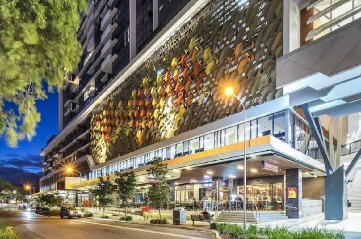 Apartment Modern Living With Secure Parking! *