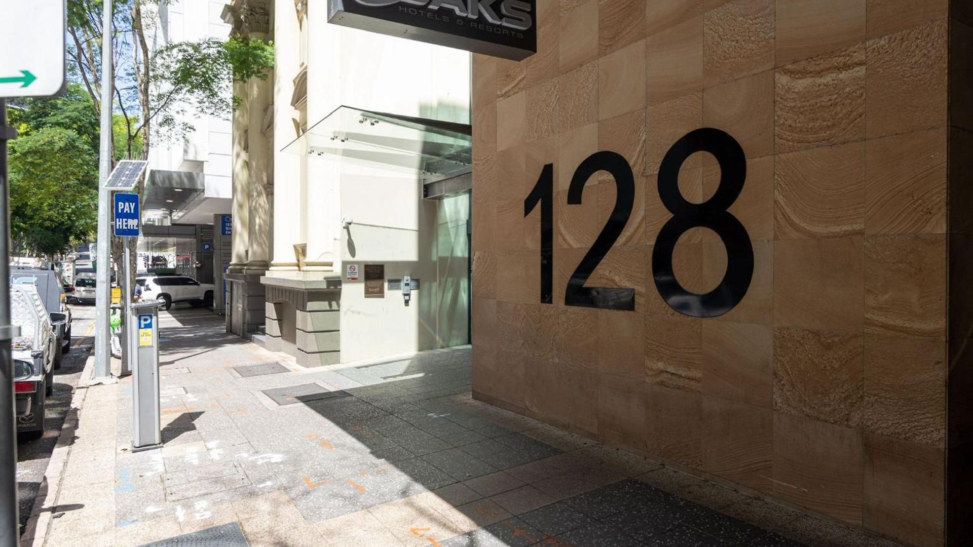 Chic 1br Retreat Heart Of Pool&gym Views Brisbane