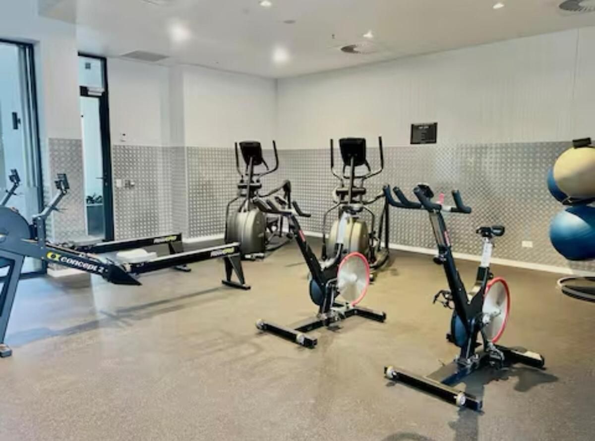 Apartment Convenient To Urban Living By Private Host