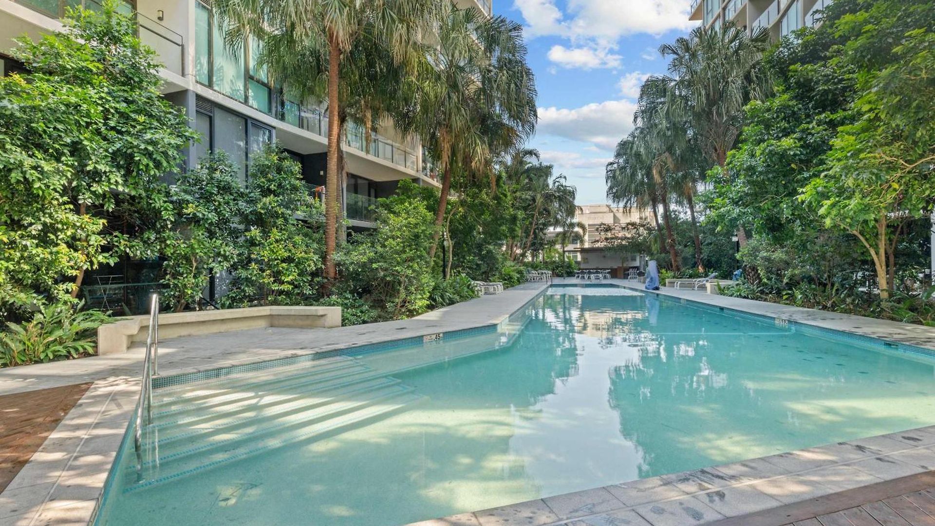 Luxury 2 Bed 2 Bath Parking Pool Gym & Sauna Apartment