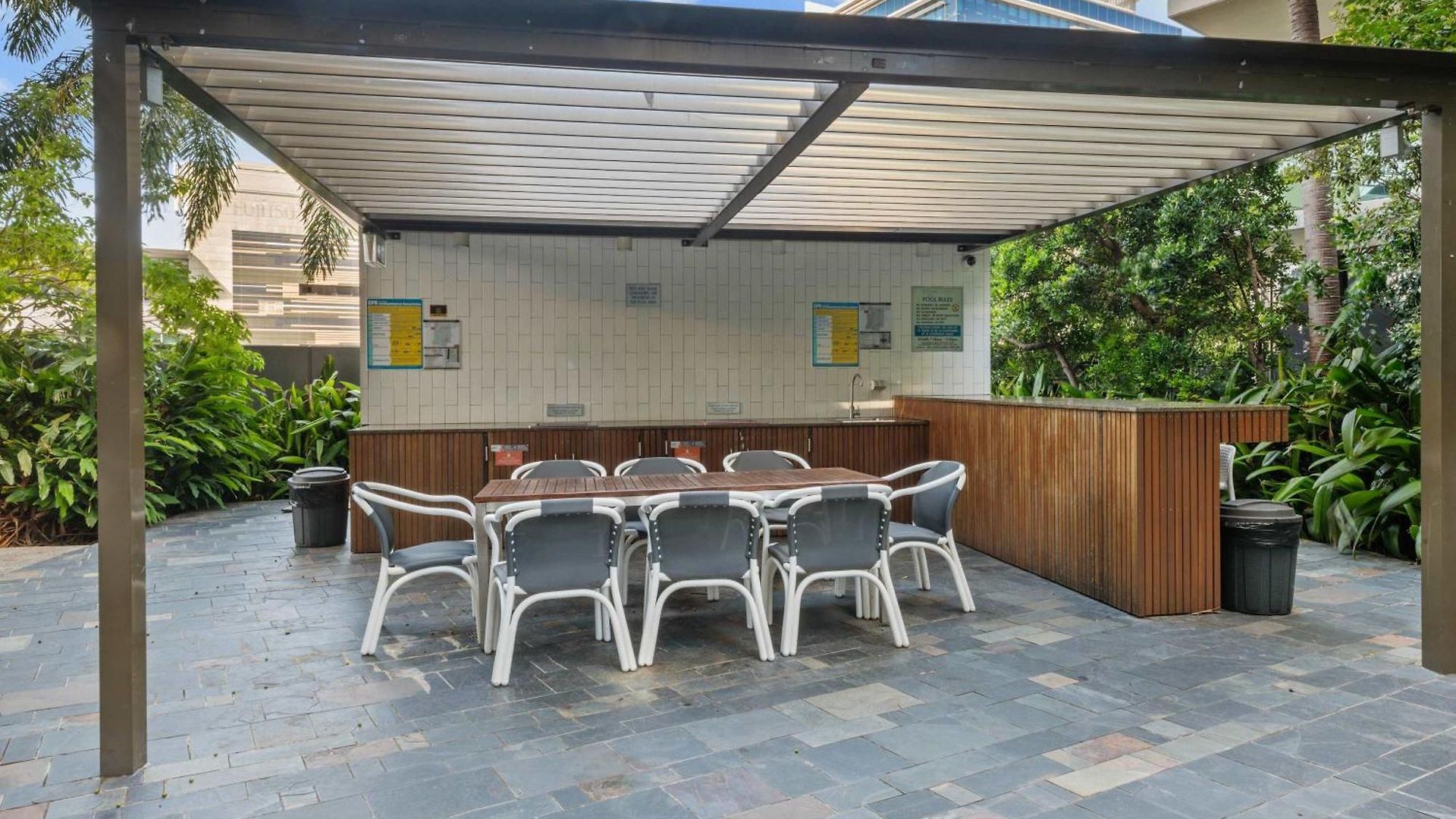 Luxury 2 Bed 2 Bath Parking Pool Gym & Sauna Apartment *
