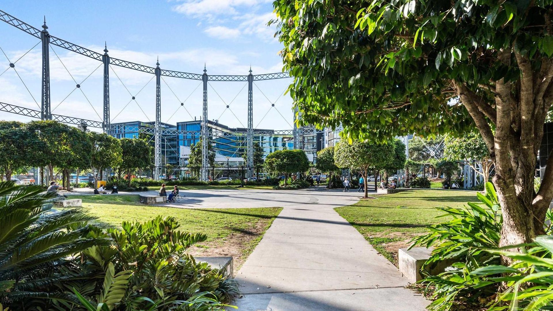 Apartment Luxury 2 Bed 2 Bath Parking Pool Gym & Sauna Brisbane
