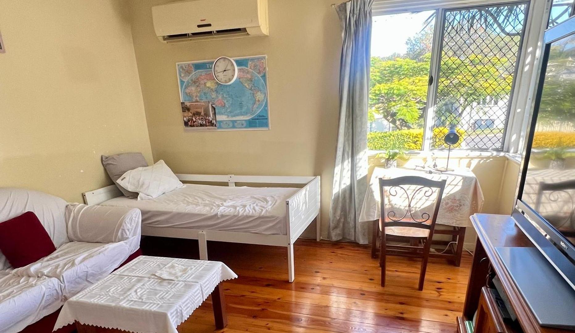 Conveniently Located Near Westfield Carindale * Brisbane