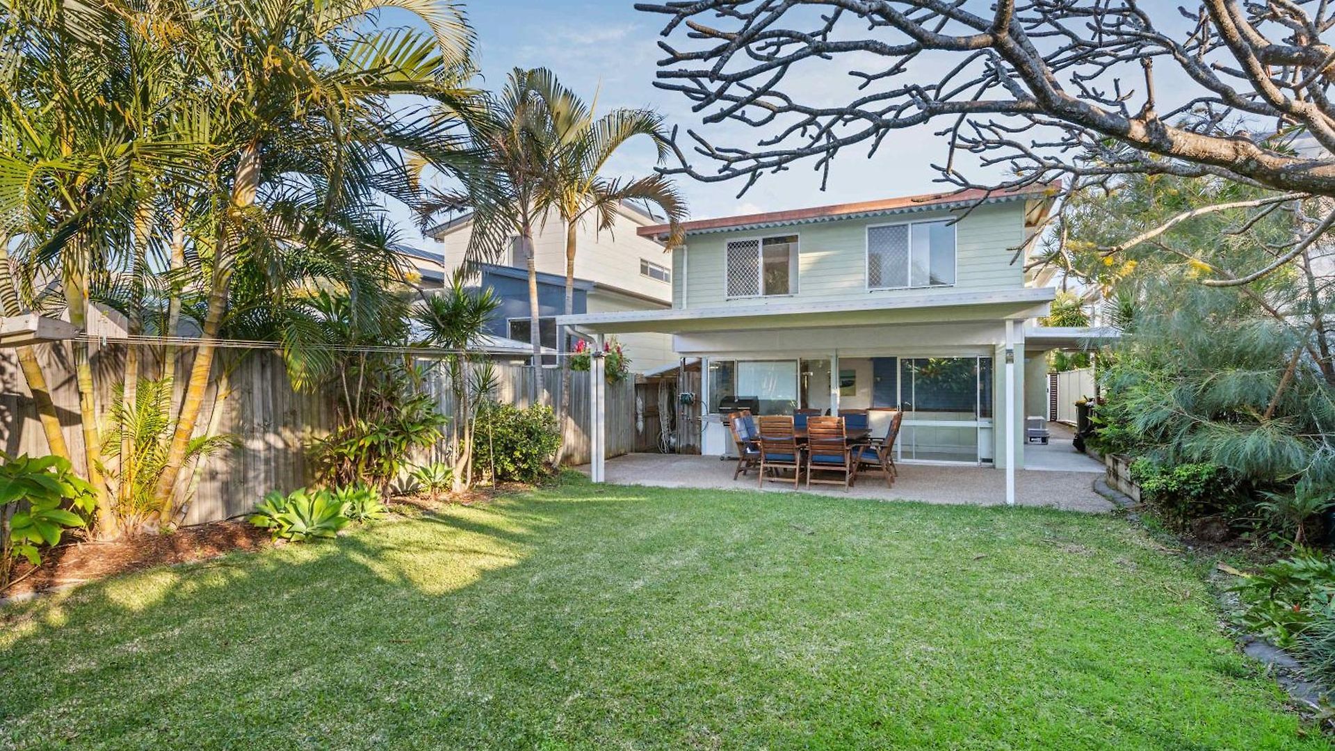 Sunny Bayside Escape In Lota Holiday home