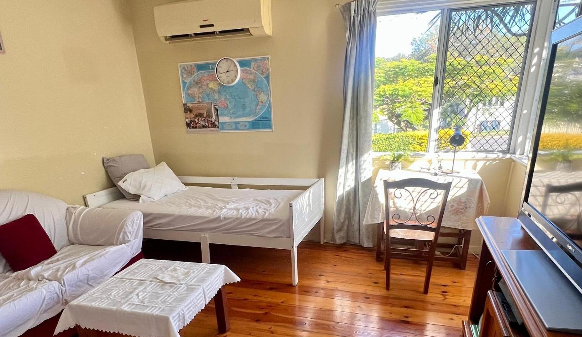 Private Living With A Single Bed * Brisbane