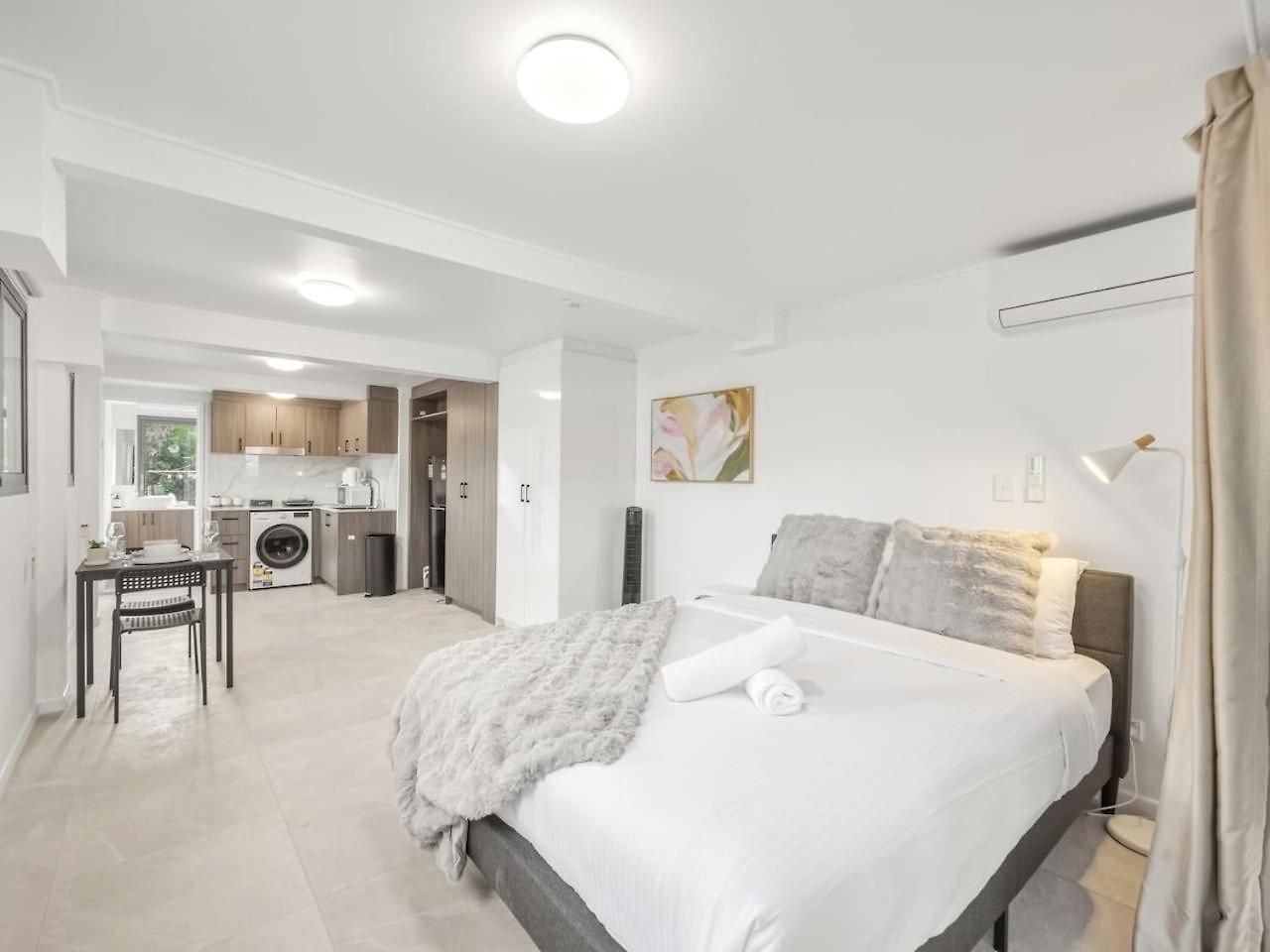 Great Value Renovated Near Griffith And Shops Holiday home