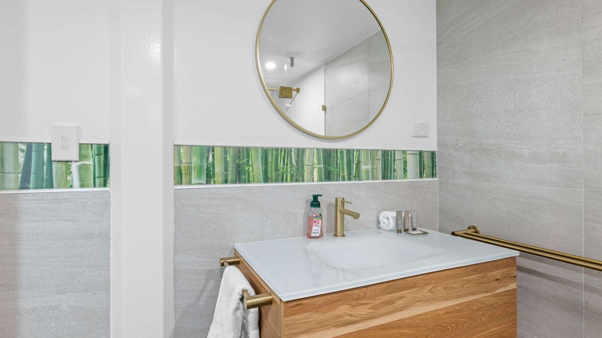 Sunny Bayside Escape In Lota Holiday home Brisbane