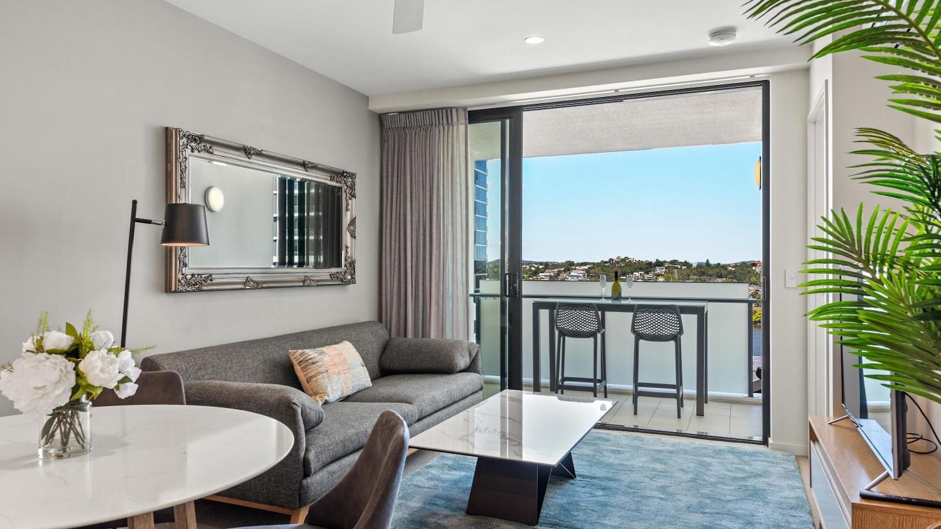 Apartment Luxe Portside With River Views, Parking & Study Brisbane