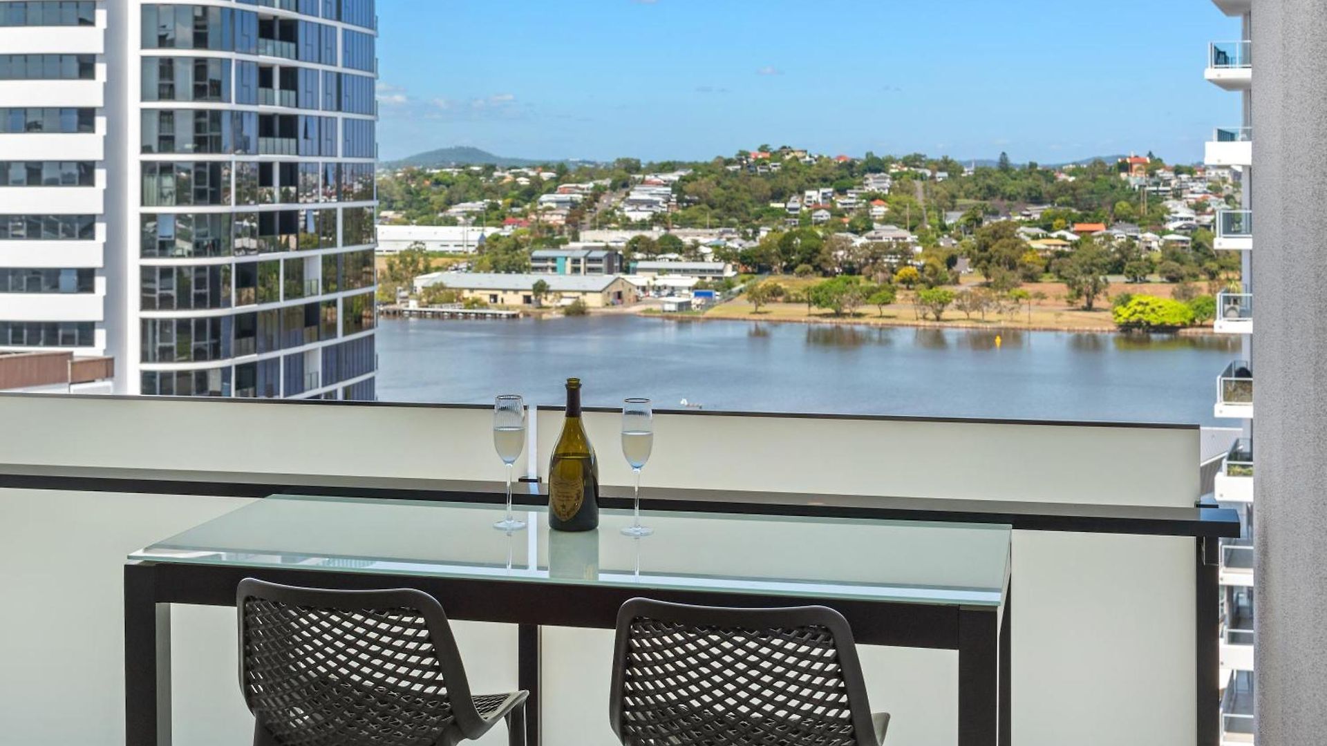 Luxe Portside With River Views, Parking & Study * Brisbane