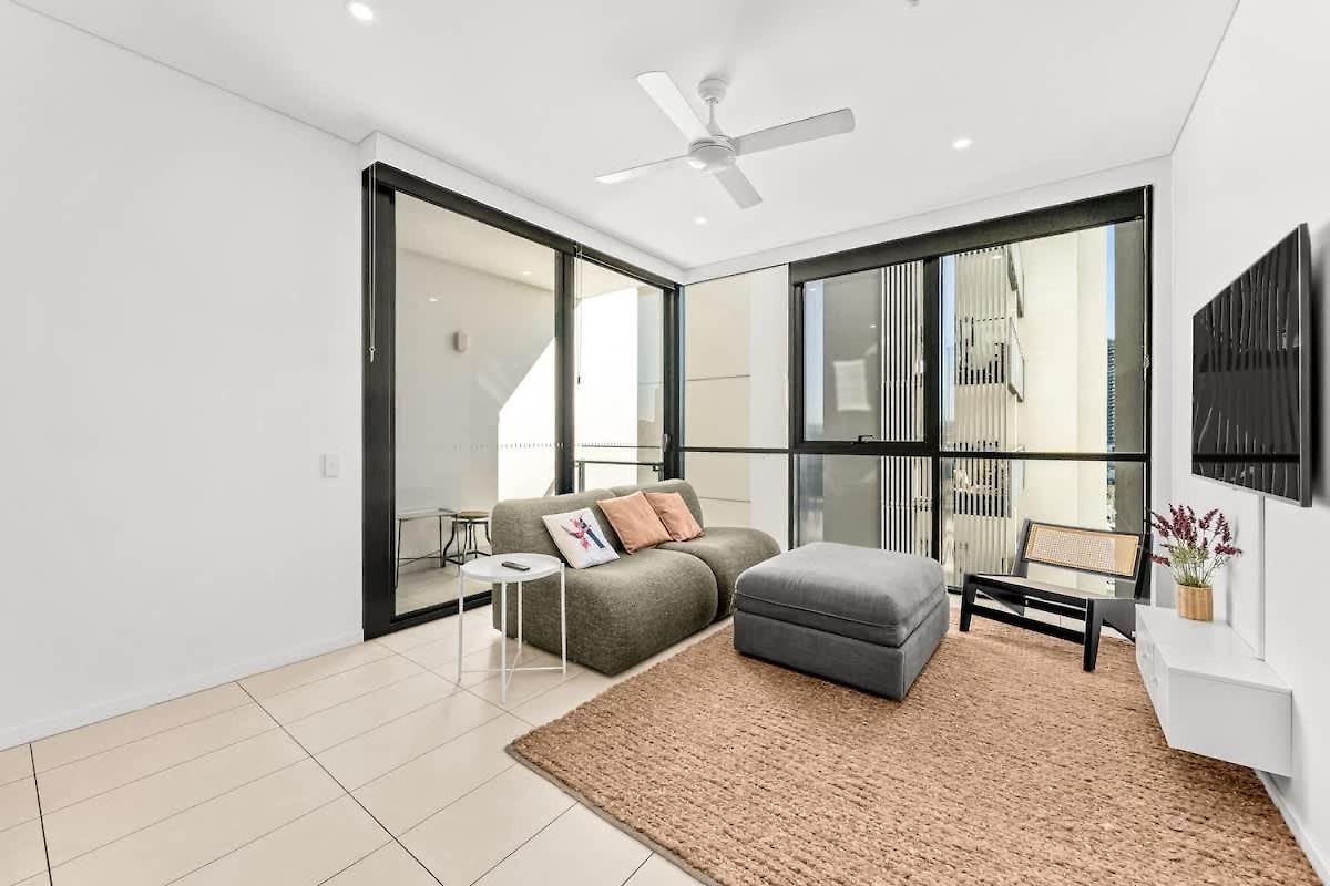 Luxury South Retreat With Pool & Parking Apartment *
