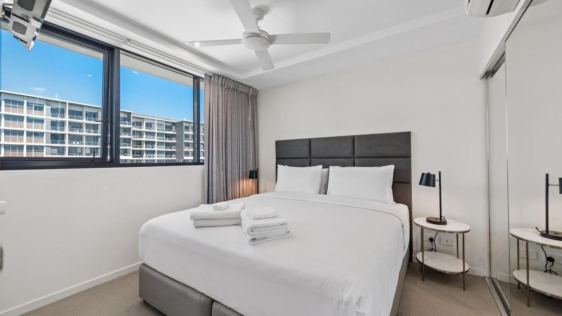 Apartment Luxe Portside With River Views, Parking & Study *