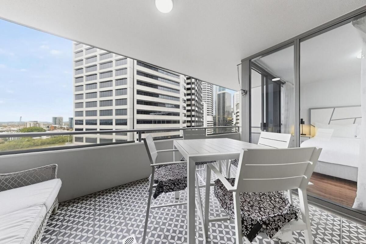 2 Bedroom River View In Cbd Apartment
