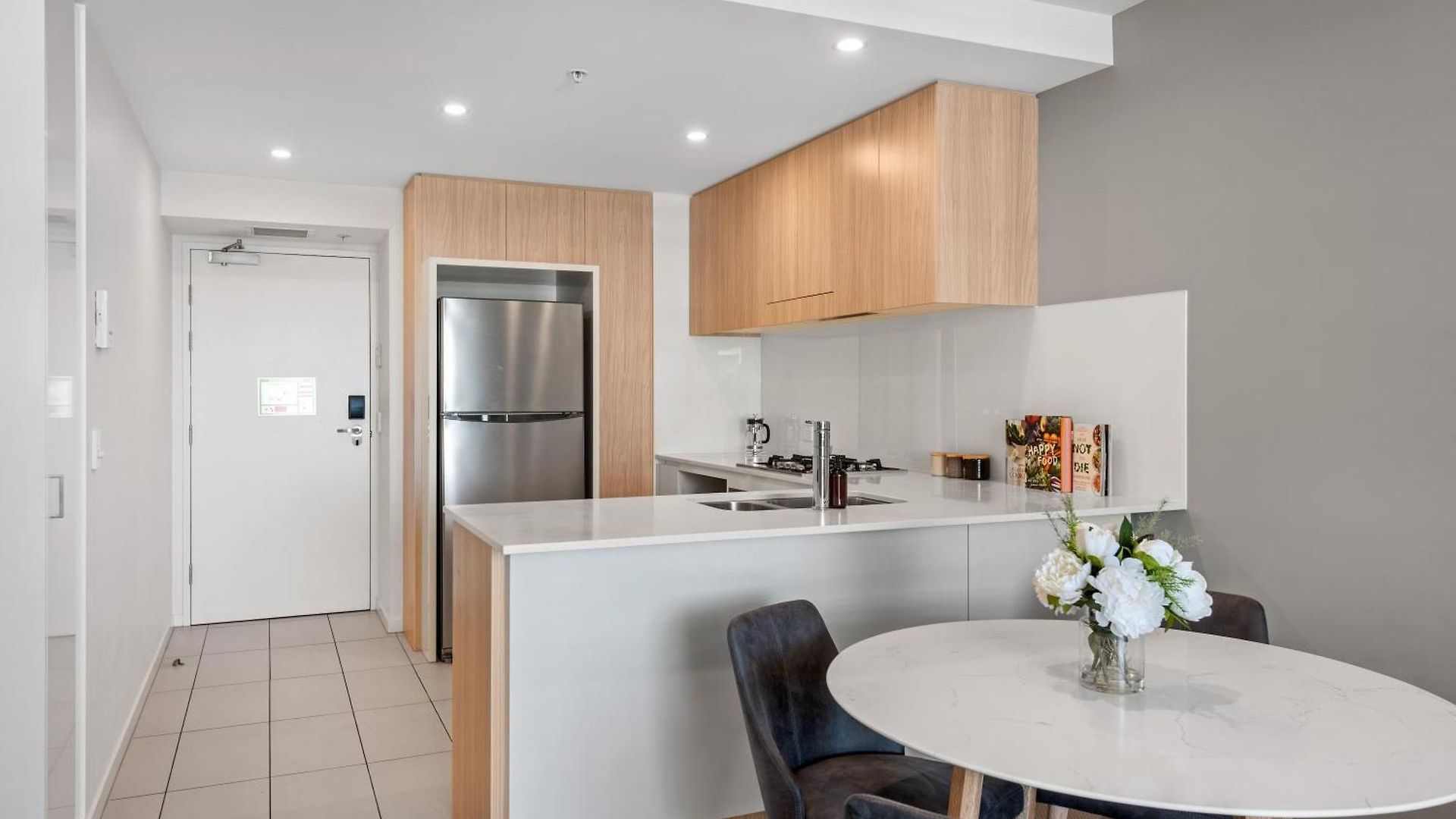 Luxe Portside With River Views, Parking & Study Apartment