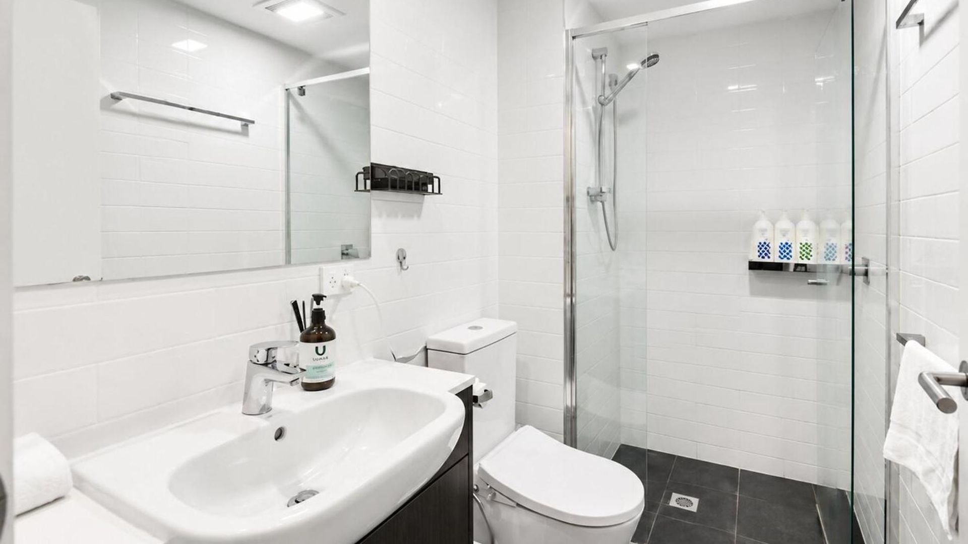 Elevated 3-bed Close To River Apartment *