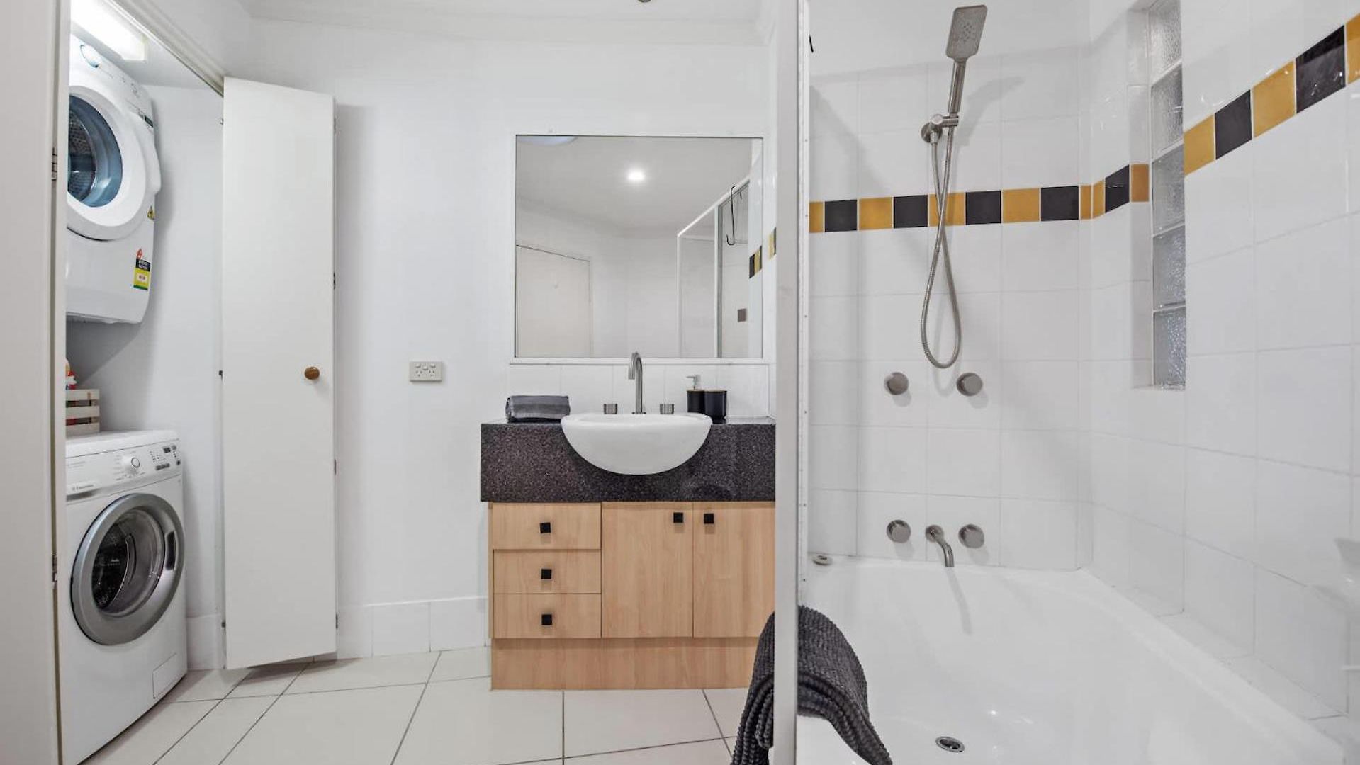 Point Peninsula - 2bed-2bath-car-pool - Teneriffe Brisbane