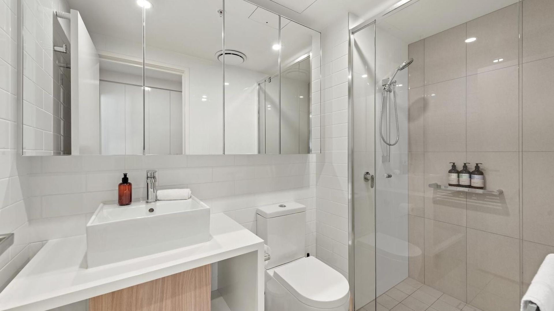 Apartment Luxe Portside With River Views, Parking & Study *