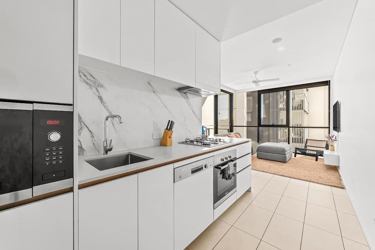 Luxury South Retreat With Pool & Parking *