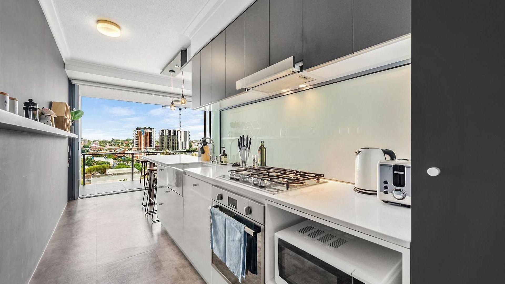 Sunny & Overlooking West End Apartment Brisbane