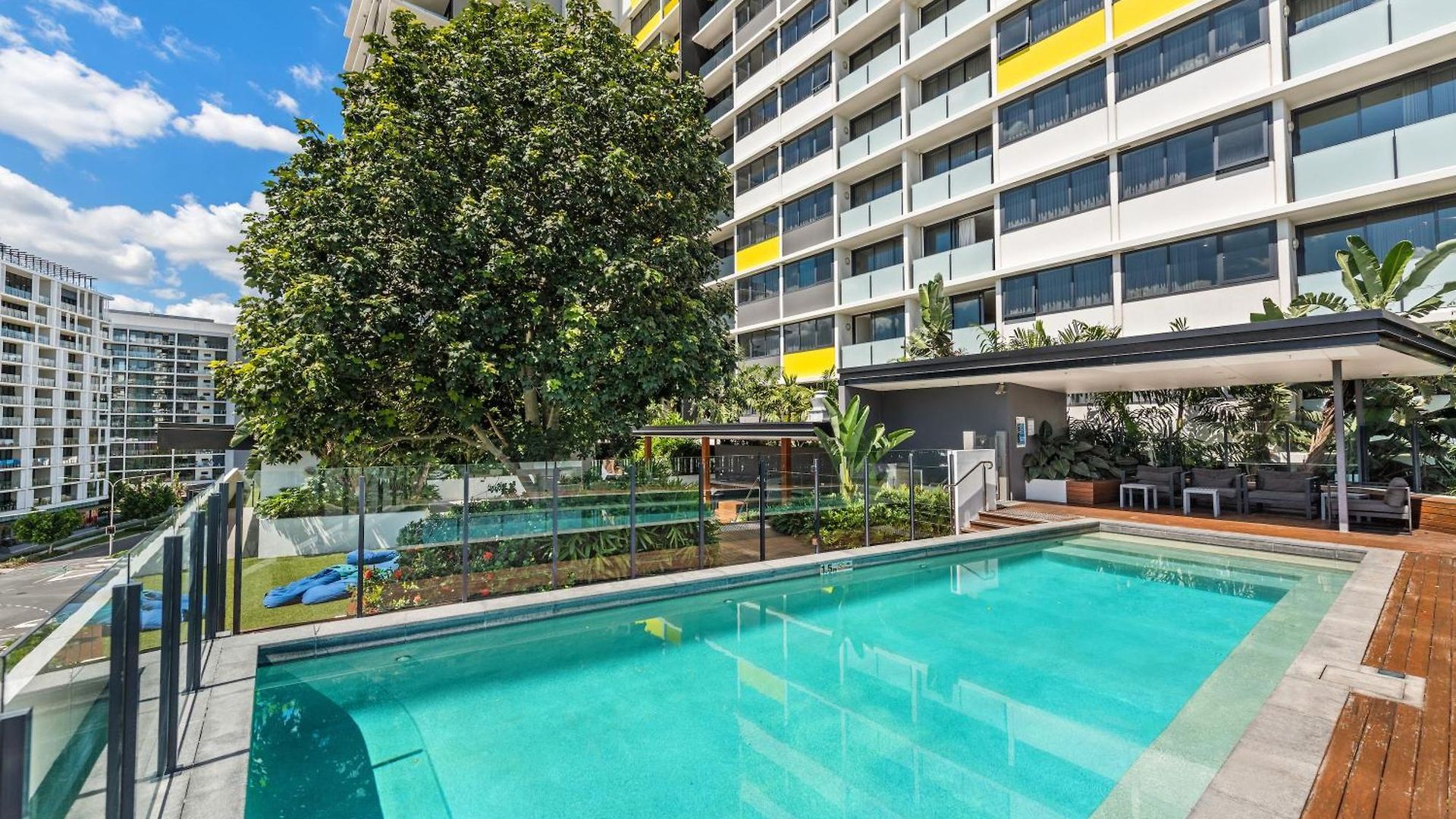 Luxe Portside With River Views, Parking & Study