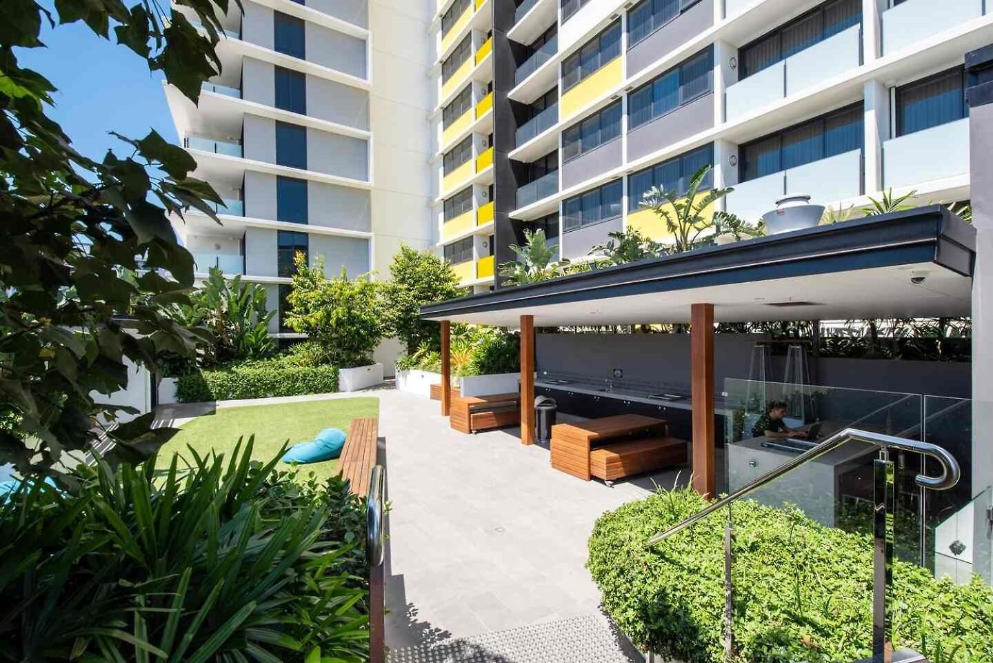 Luxe Portside With River Views, Parking & Study Apartment Brisbane