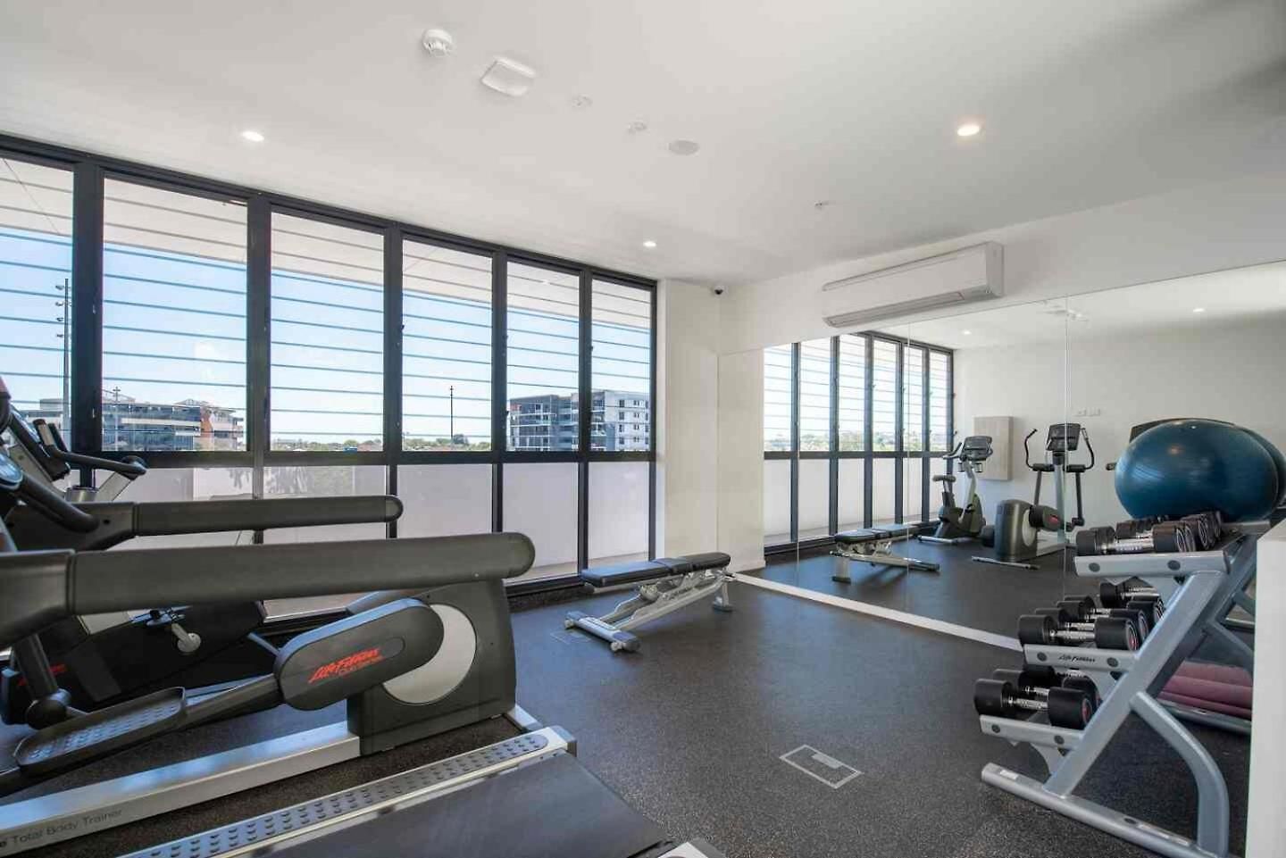 Luxe Portside With River Views, Parking & Study Apartment *