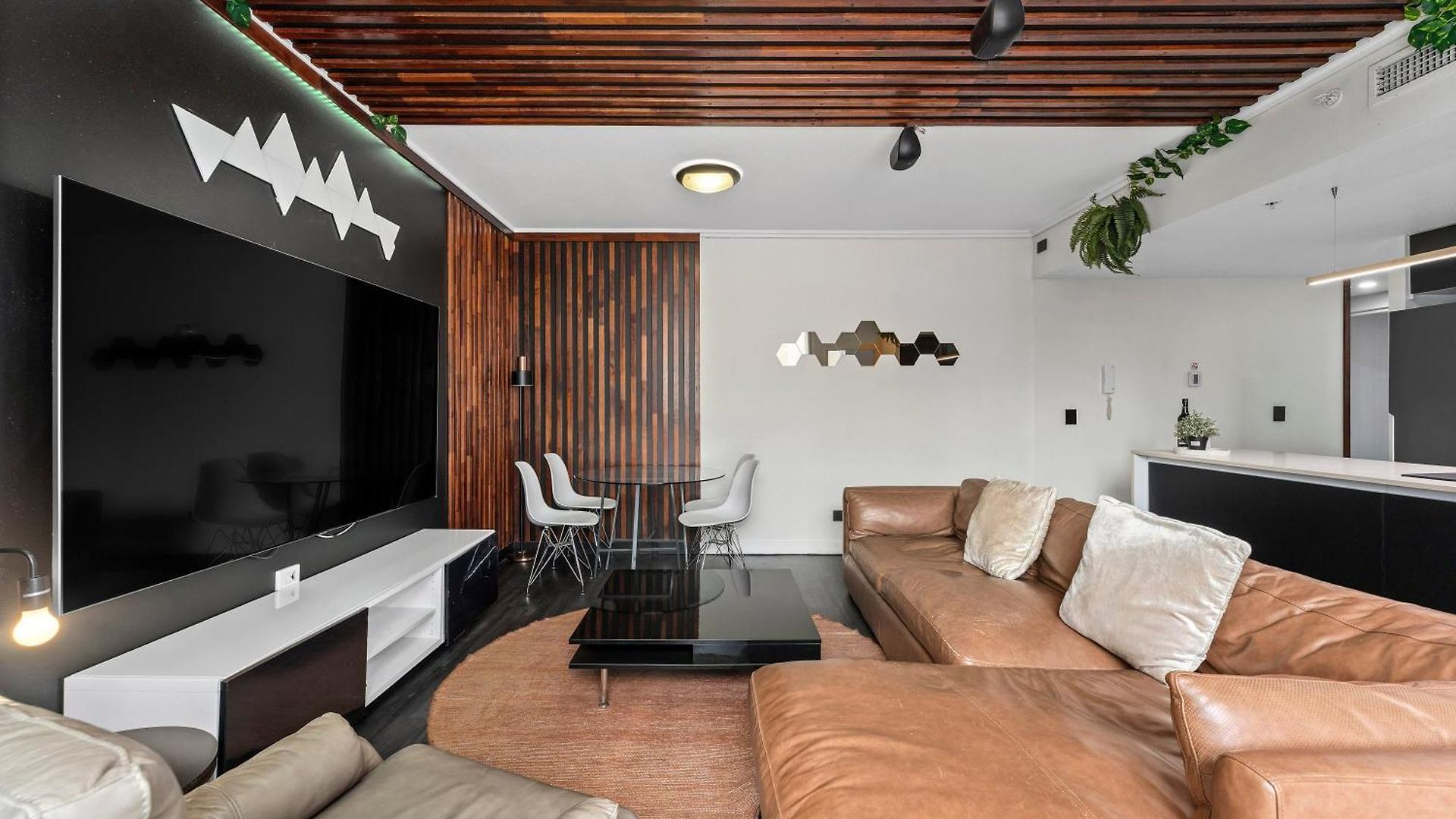 Bright & Cozy 2br With Pool, Gym, Wifi & Parking *