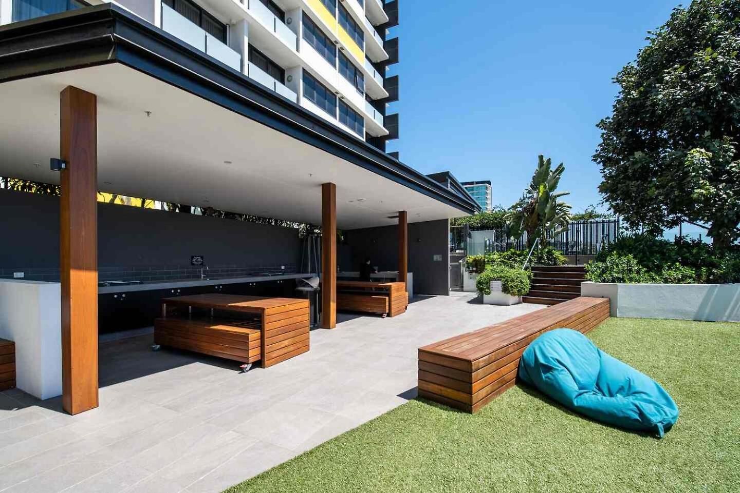 Apartment Luxe Portside With River Views, Parking & Study