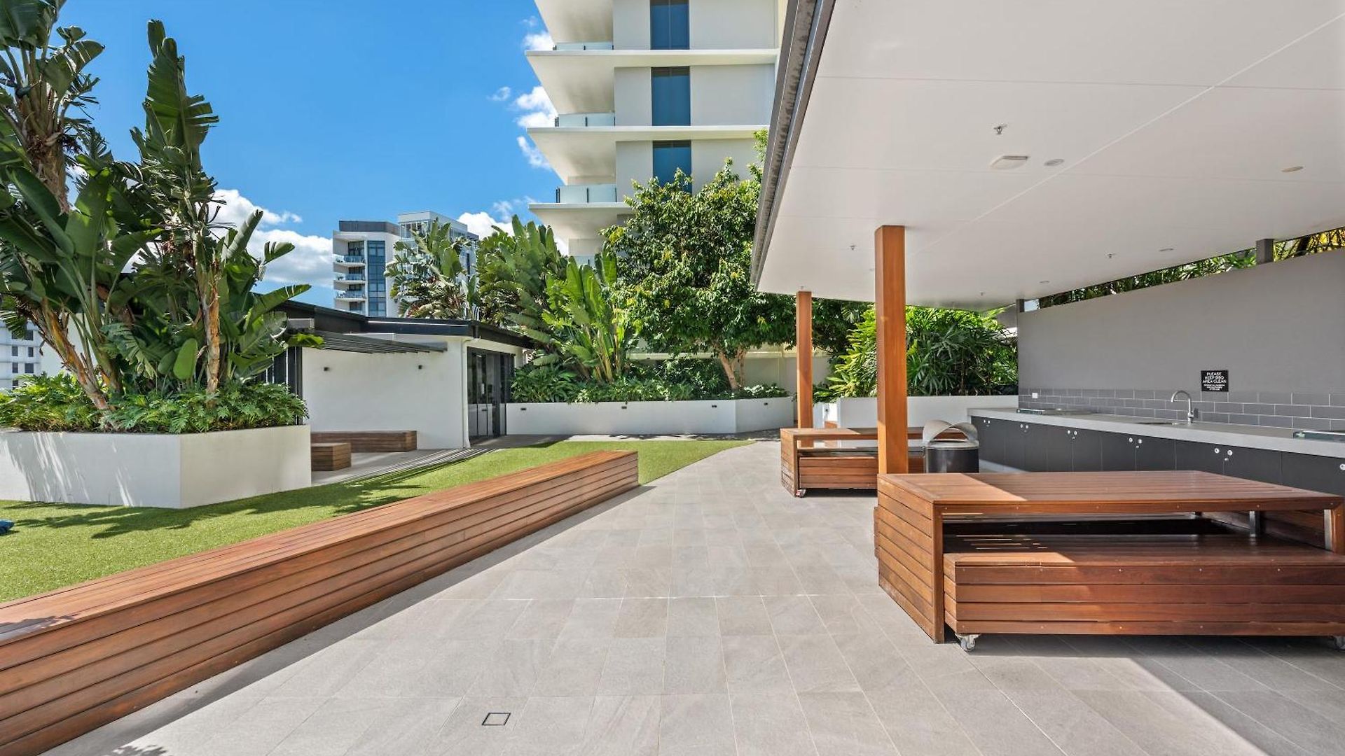Apartment Luxe Portside With River Views, Parking & Study