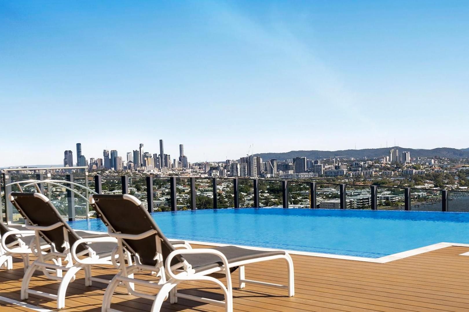 Cozy Hamilton With Brisbane's Rooftop Pool