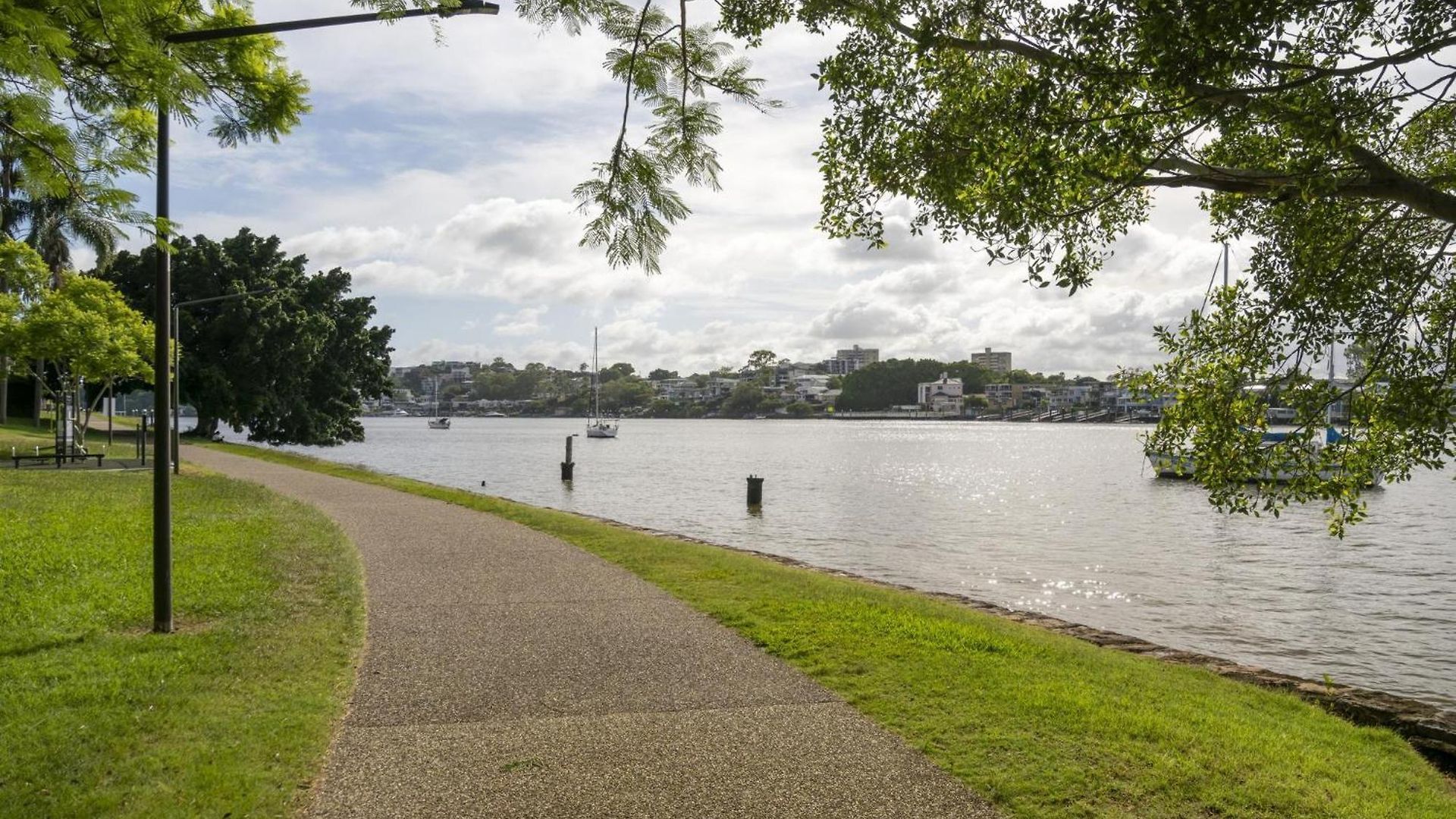 Elevated 3-bed Close To River Apartment *