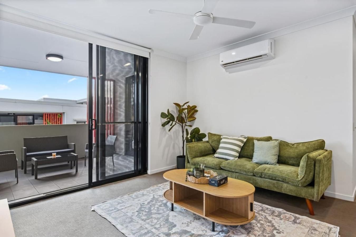 Modern Family 2 Parking Near Sunnybank *