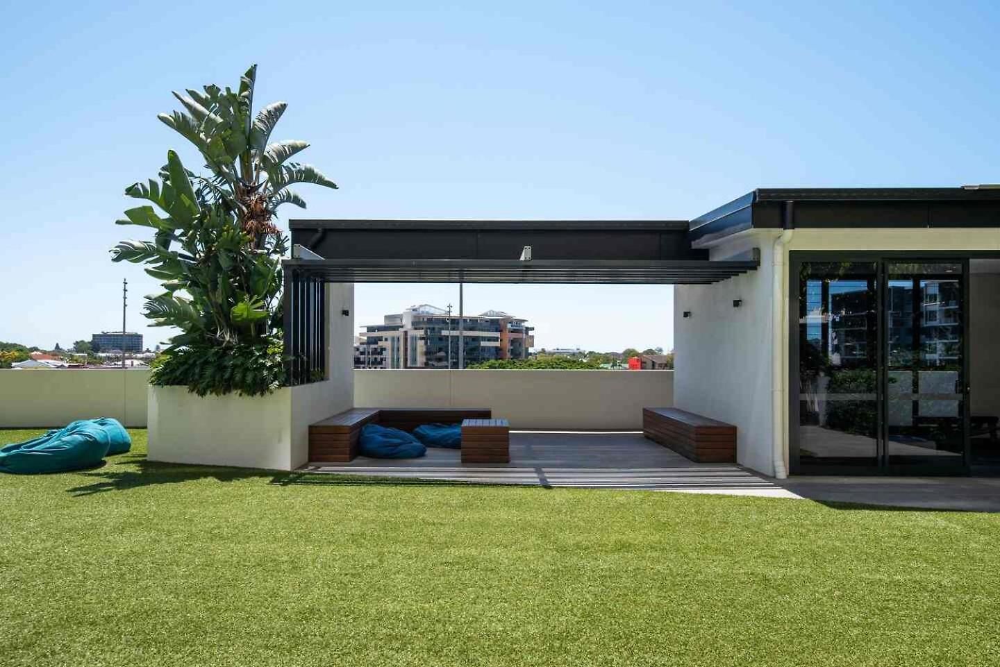 Apartment Luxe Portside With River Views, Parking & Study