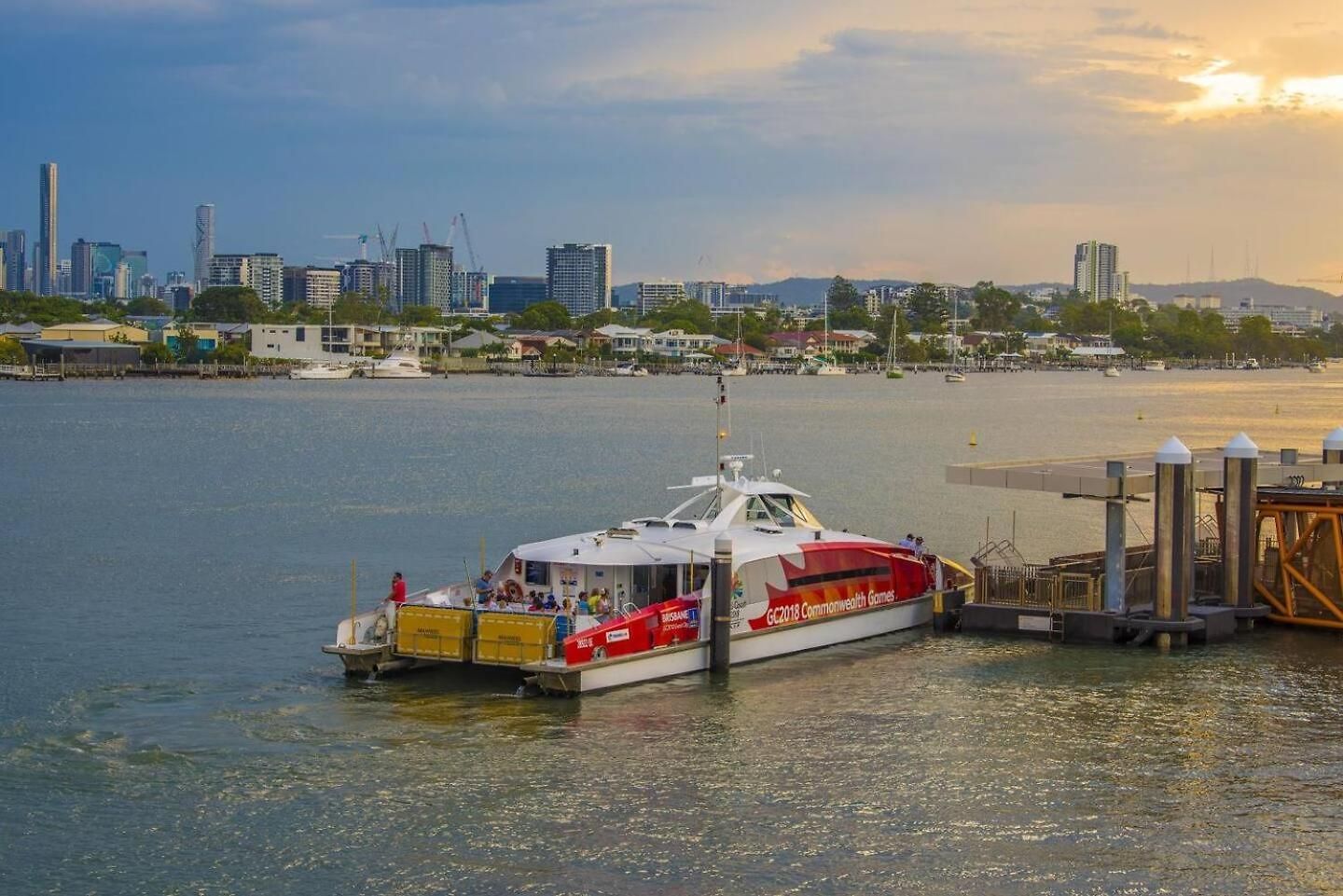 Luxe Portside With River Views, Parking & Study Apartment Brisbane