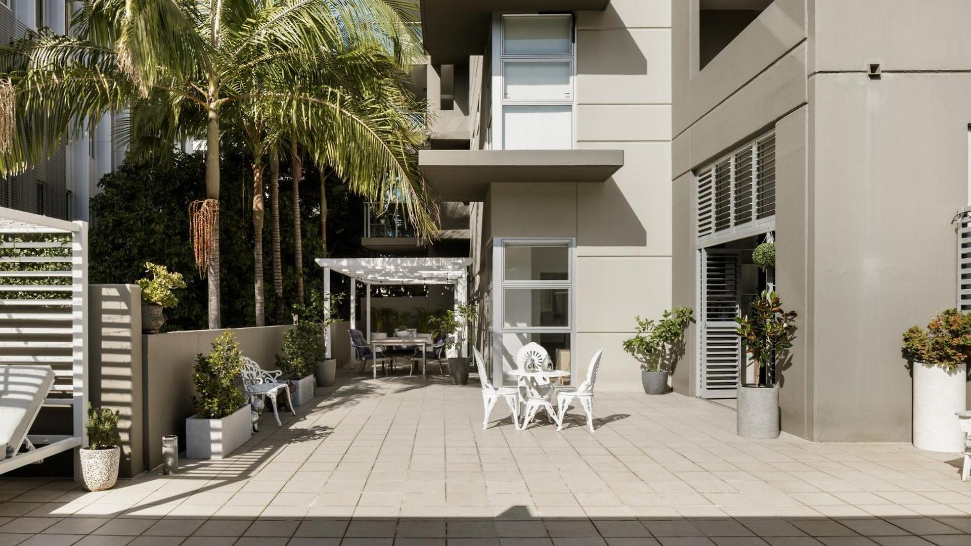 South Bank 2br With Huge Balcony & Pool Apartment *