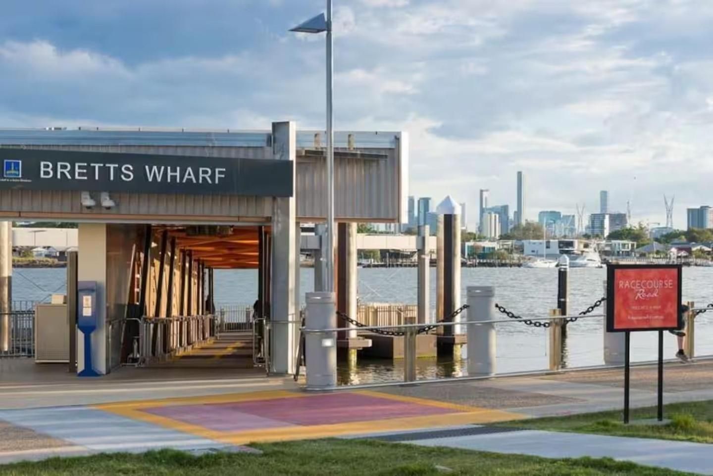 Apartment Luxe Portside With River Views, Parking & Study *
